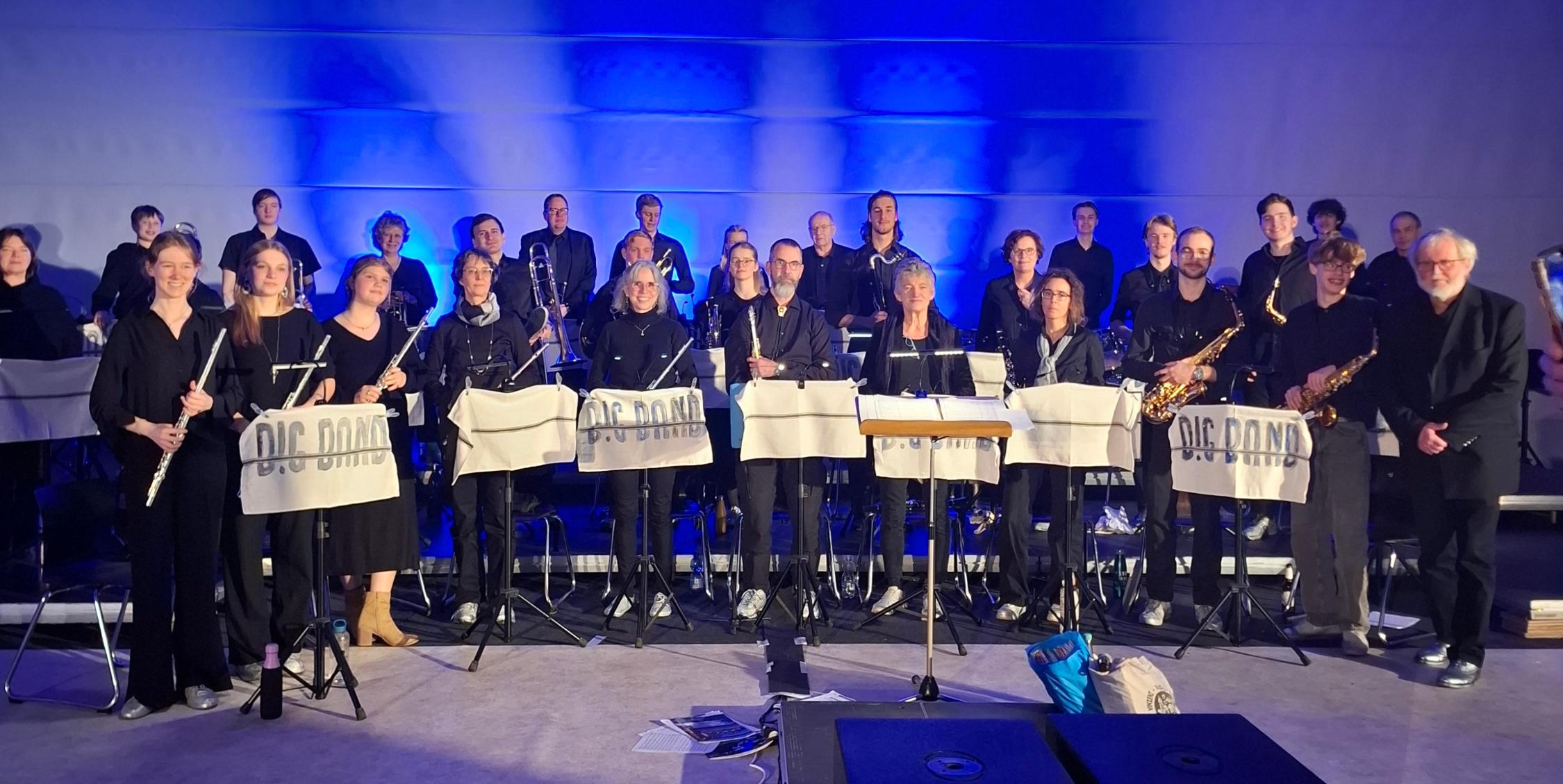 Bigband stehend in schwarzer Kleidung